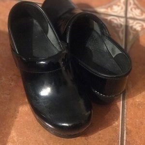 💕DANSKO💕 Patent Clogs